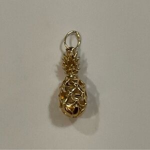 Vintage: 14k yellow gold dainty pineapple charm/pendant about 1 inch tall.